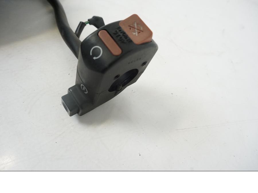 Snett uppifrån på Styrelreglage från en Honda XL 1000 V -2008 motorcykel.