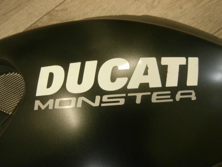 Höger sida på Bensintankskåpa från en Ducati Monster 696 -2008 motorcykel.