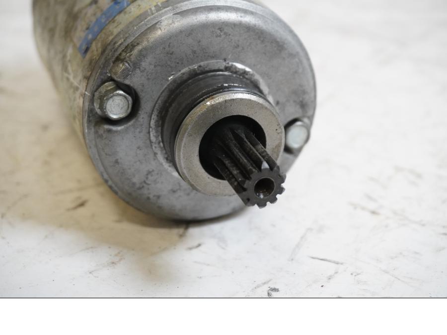 Baksidan på Startmotor från en Kawasaki ZX-9R -1999 motorcykel.