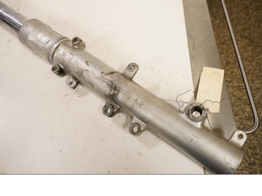 Vänster sida på Gaffelben från en Suzuki DR 800 S -1995 motorcykel.