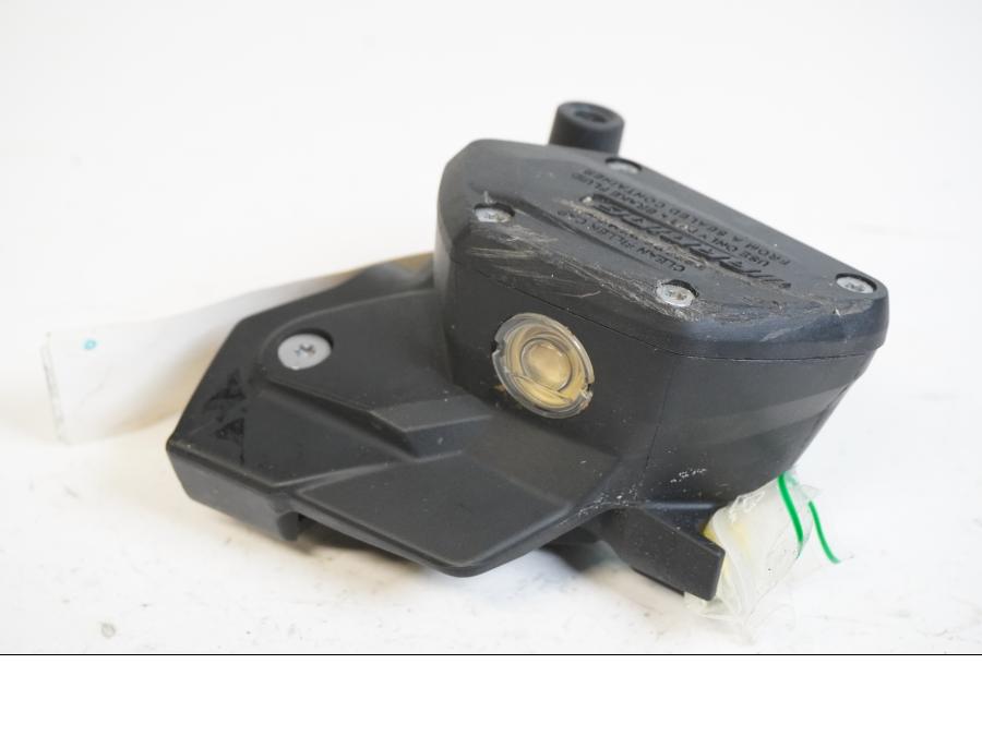 Framsidan på <p>Bromshuvudcylinder fram från BMW R 1200 GS 2013.</p>
<p>Utan brytare, skrapat lock.</p> motorcykel.