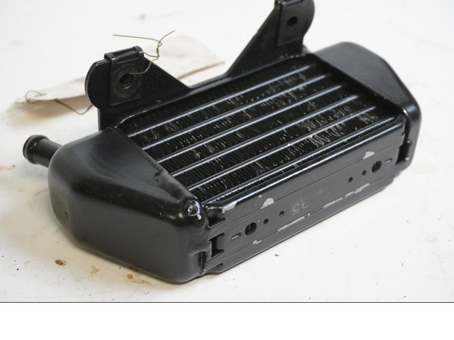 Vänster sida på Oljekyl från en BMW R 1100 R -1995 motorcykel.