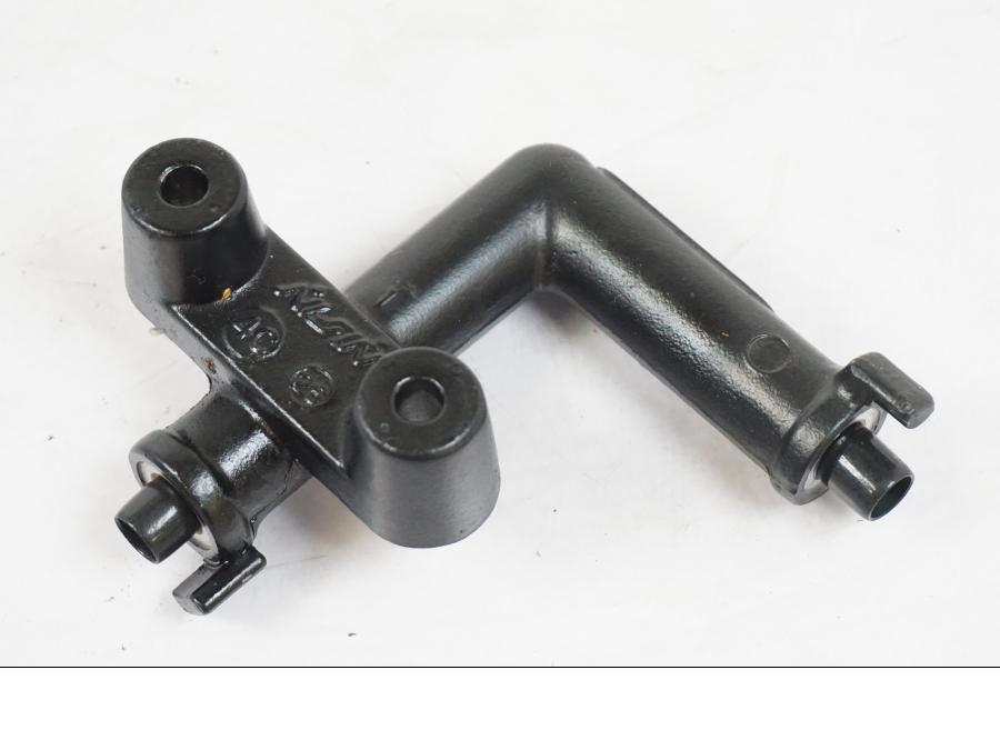 Vänster sida på Bromsfördelare från en Yamaha XVS 1100 -2004 motorcykel.