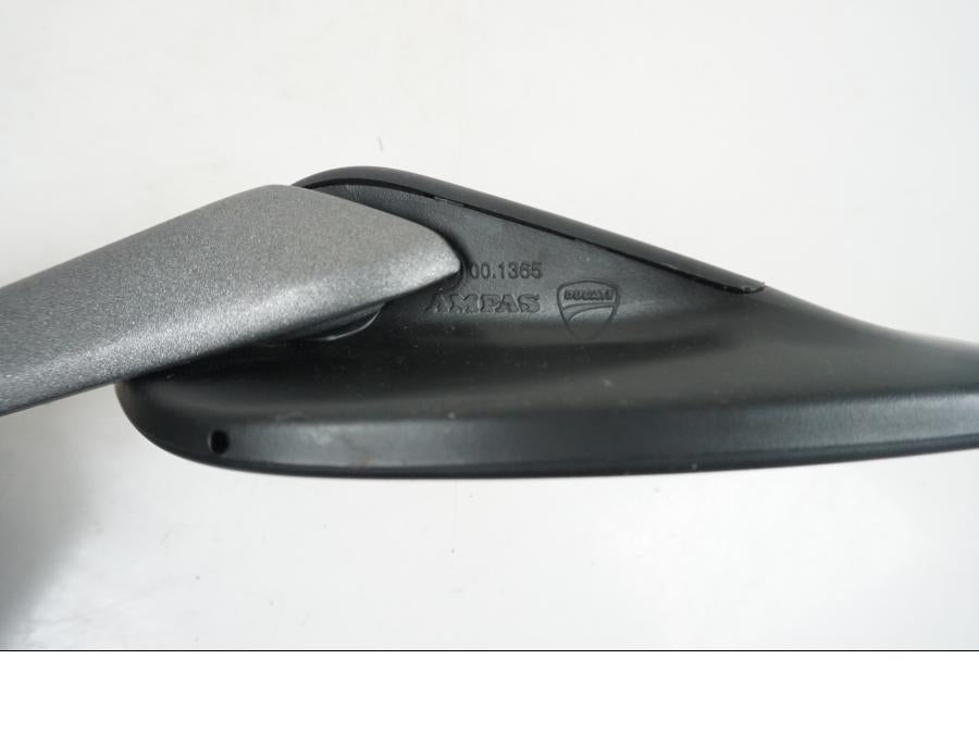 Vänster sida på Backspegel från en Ducati Monster 937 -2021 motorcykel.