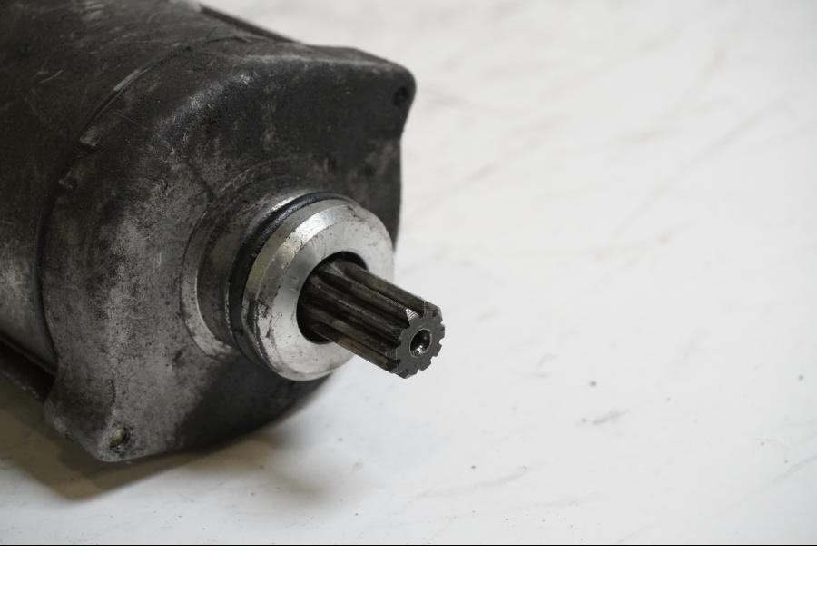 Baksidan på Startmotor från en Honda XRV 750 -1990 motorcykel.