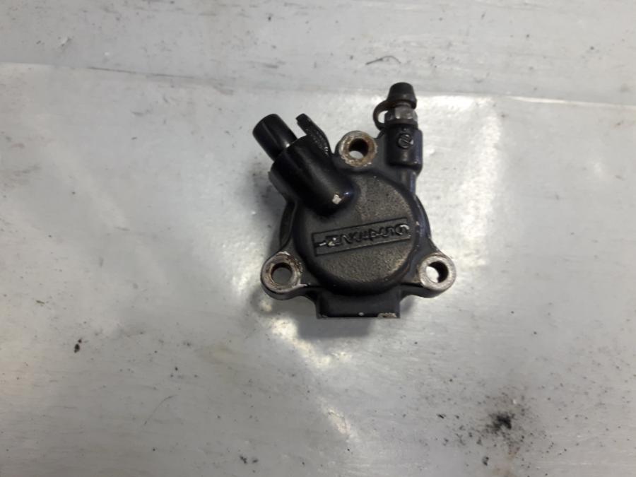 Framsidan på Kopplingslavcylinder från en Kawasaki ZZR 1100 -1990 motorcykel.