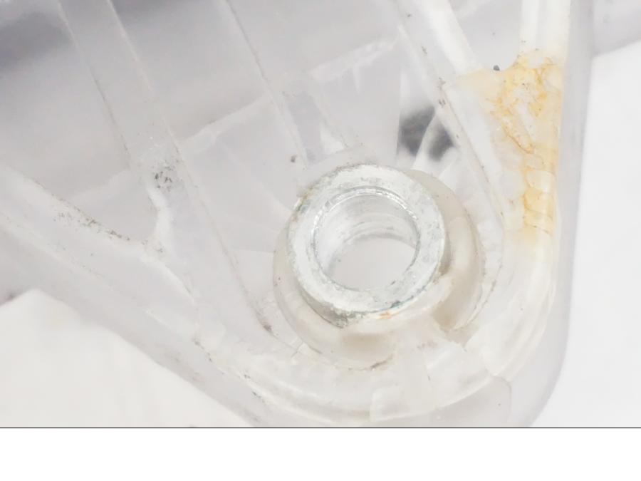 Snett nerifrån på Vindrutefäste från en BMW F 650 CS -2002 motorcykel.