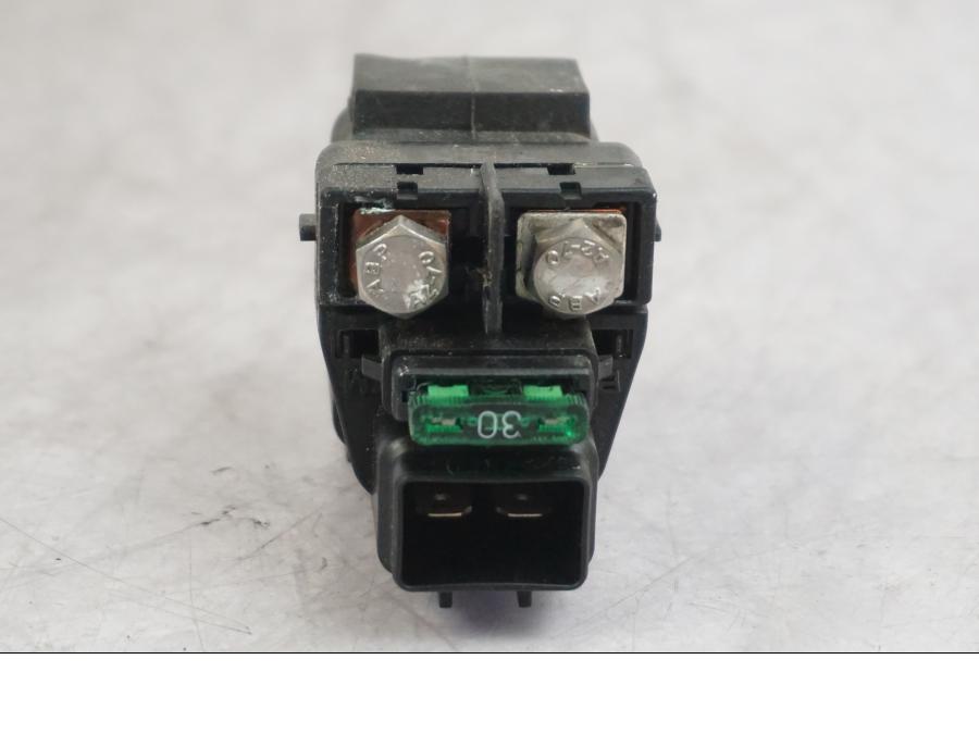 Snett nerifrån på Startrelä från en Triumph Tiger -2009 motorcykel.