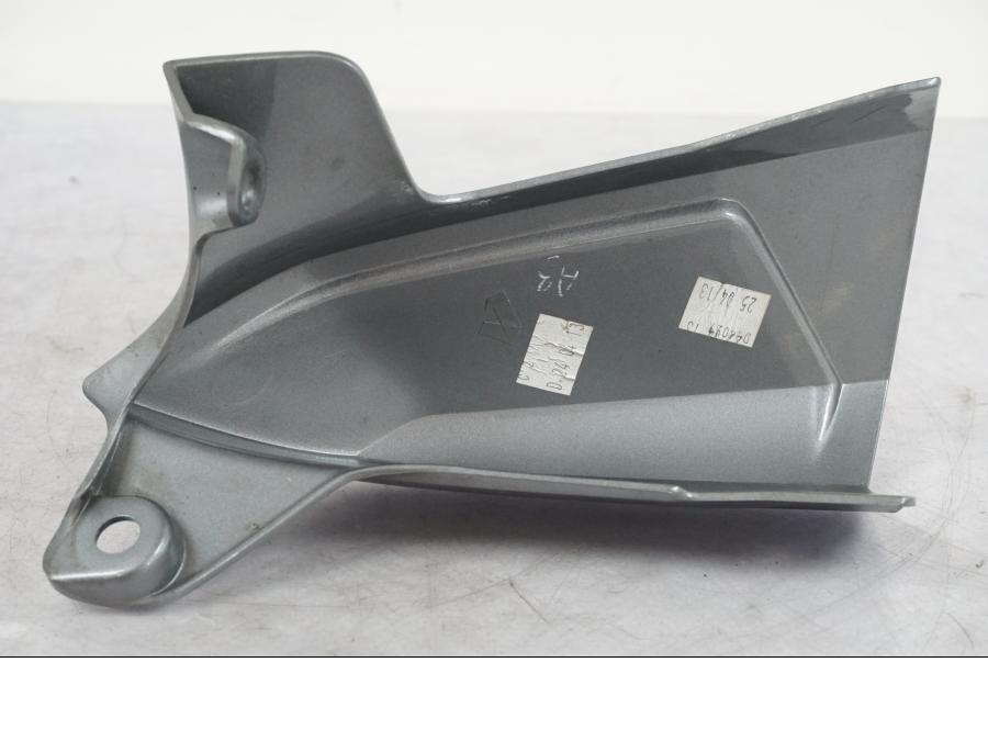 Vänster sida på Toppkåpa från en Triumph Tiger Explorer -2013 motorcykel.