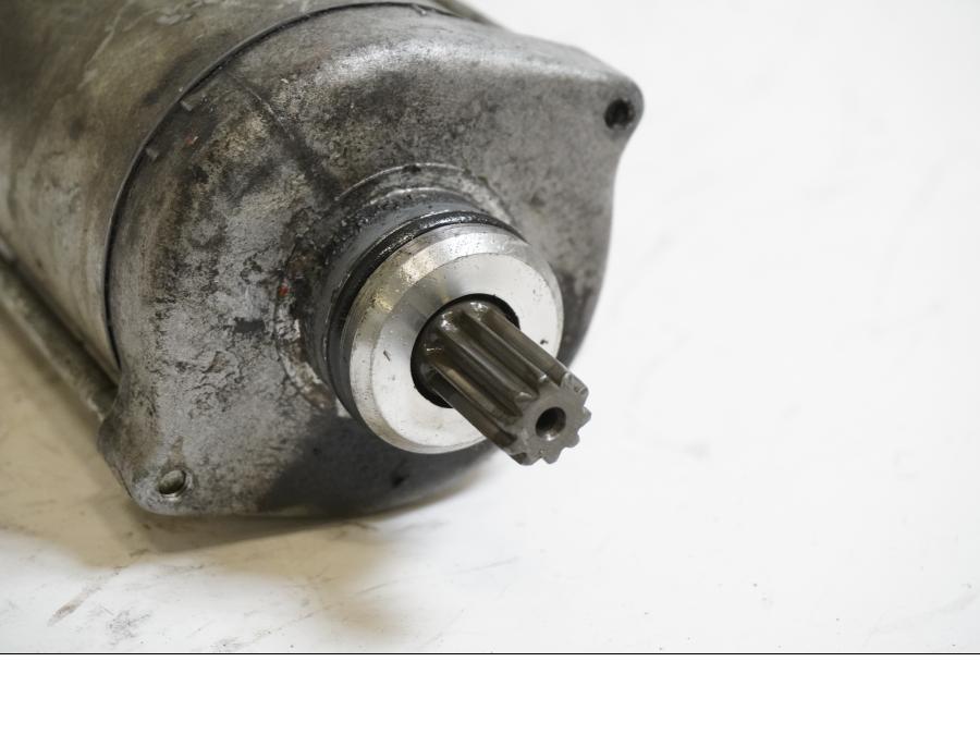 Baksidan på Startmotor från en Honda XRV 750 -1993 motorcykel.