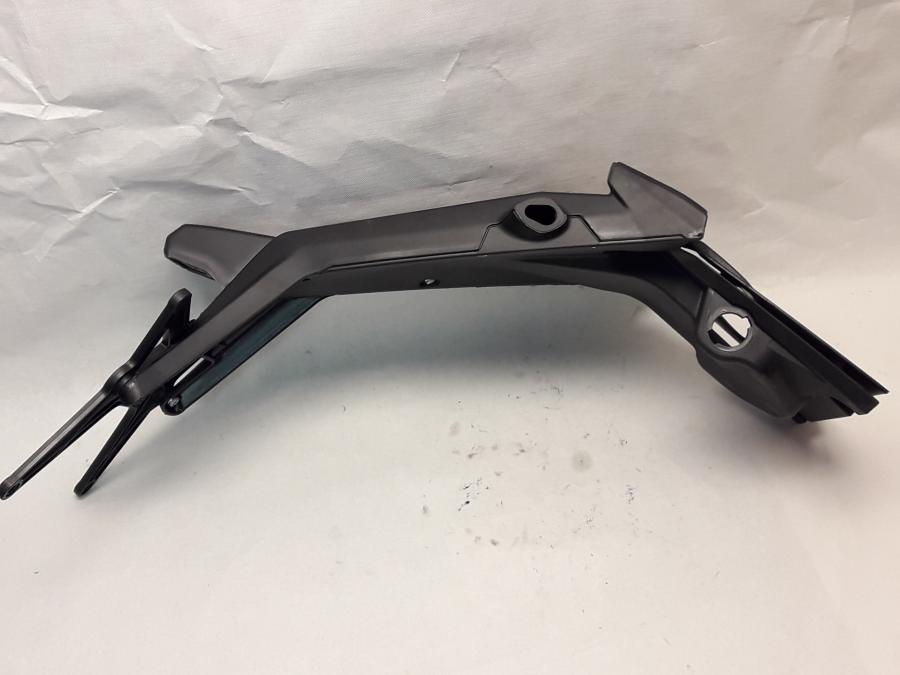 Höger sida på Skylthållare från en Ducati Monster 796 -2013 motorcykel.