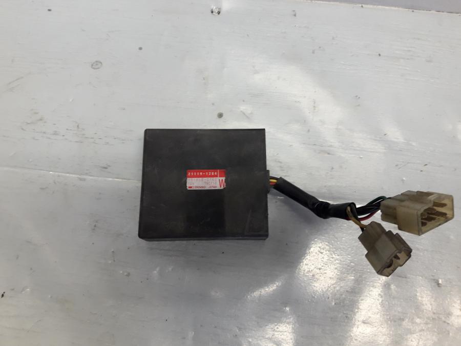 Framsidan på CDI / ECU från en Kawasaki ZZR 1100 -1990 motorcykel.