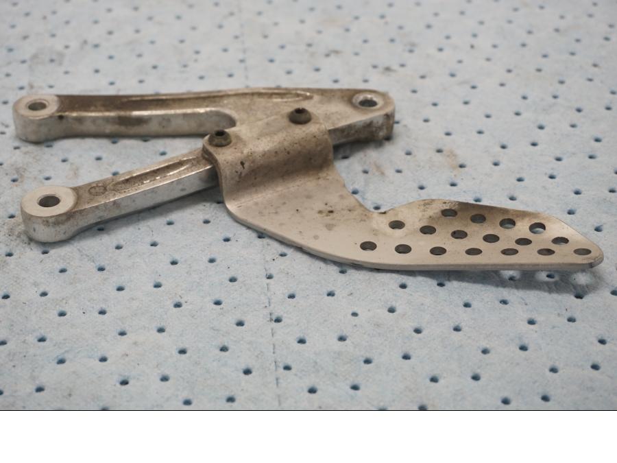 Baksidan på Fotpinnefäste från en Yamaha YZF 1000 R1 -2003 motorcykel.