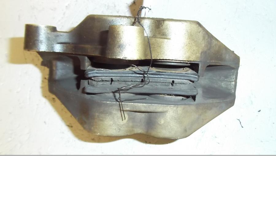 Vänster sida på Bromsok från en KTM 640 Duke -2002 motorcykel.