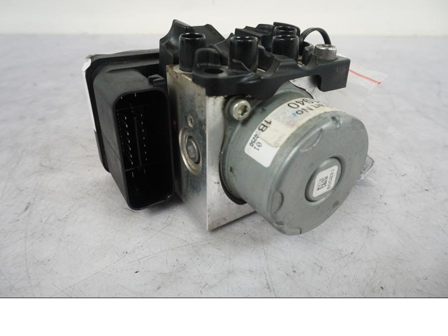 Höger sida på ABS Modulator från en Triumph Bonneville T120 -2021 motorcykel.