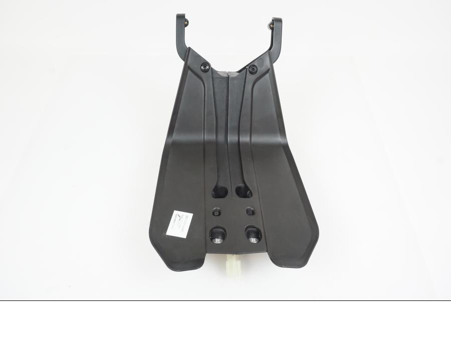 Snett nerifrån på Skylthållare från en KTM 890 Duke -2020 motorcykel.