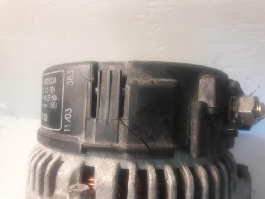 Baksidan på Generator från en BMW R 1150 GS -2003 motorcykel.