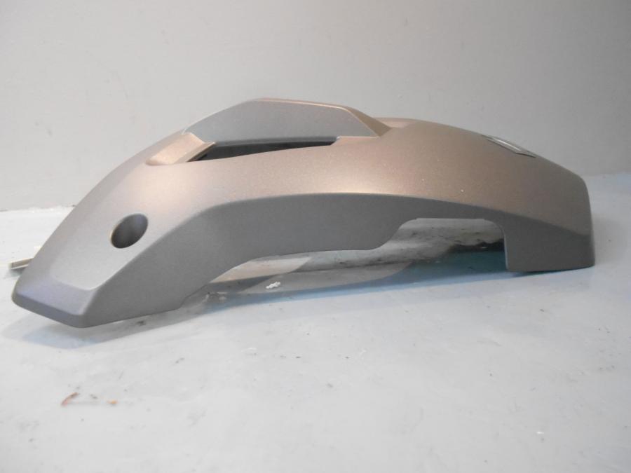 Vänster sida på Bensintankskåpa från en Suzuki DL 1000 -2014 motorcykel.