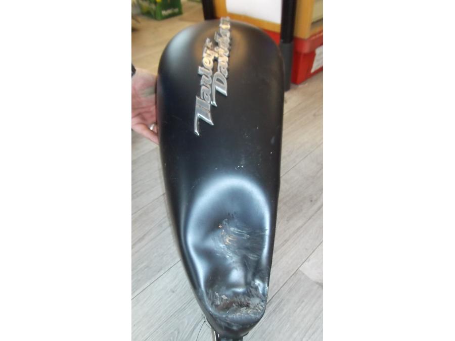 Snett uppifrån på Bensintank från en H-D Dyna Street Bob FXDB/I -2007 motorcykel.