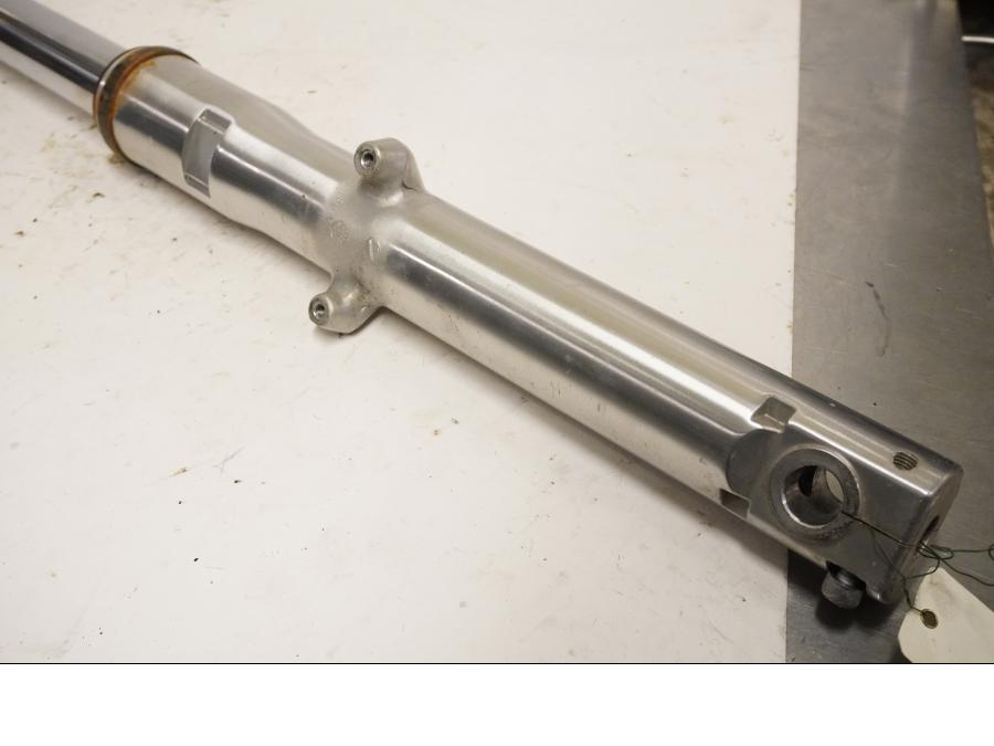 Vänster sida på Gaffelben från en Honda VT 1100 C -2000 motorcykel.