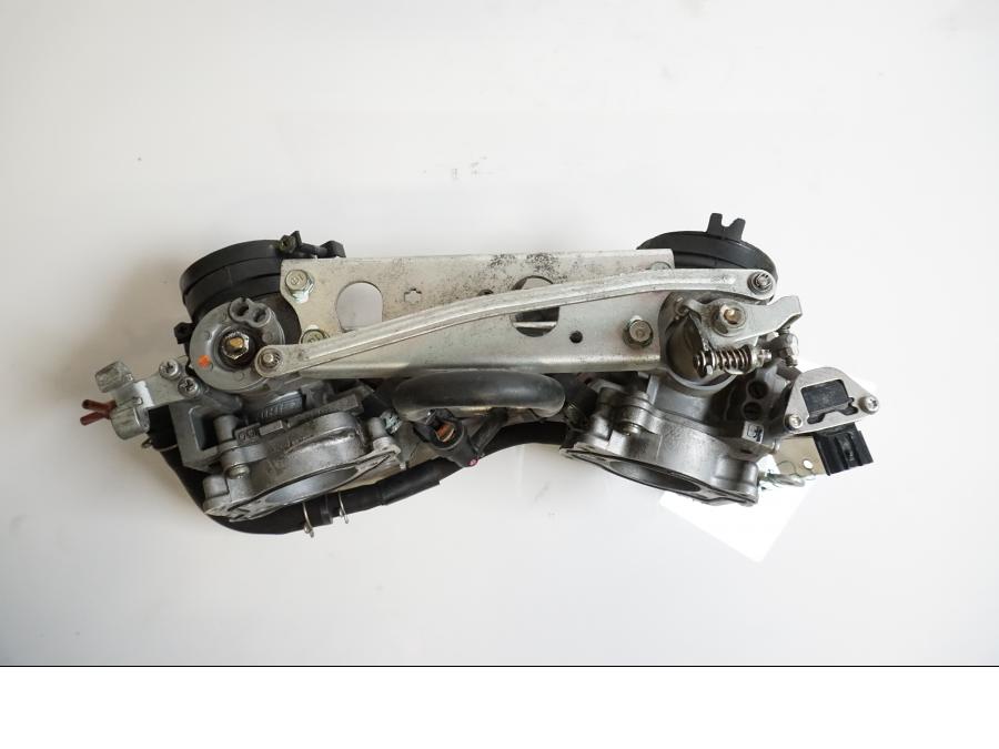 Vänster sida på Spjällhus från en Honda XL 1000 V -2008 motorcykel.