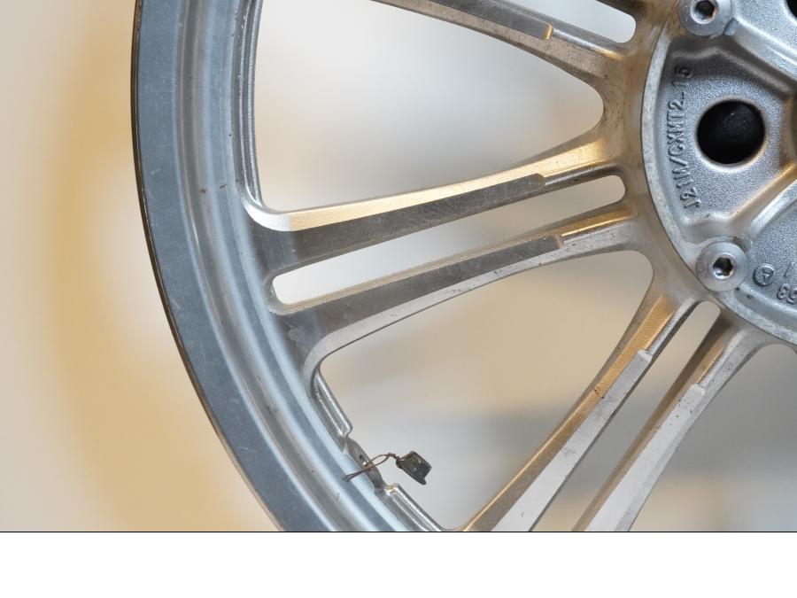 Extrabild6 på Fälg från en Kawasaki VN 900 -2007 motorcykel.