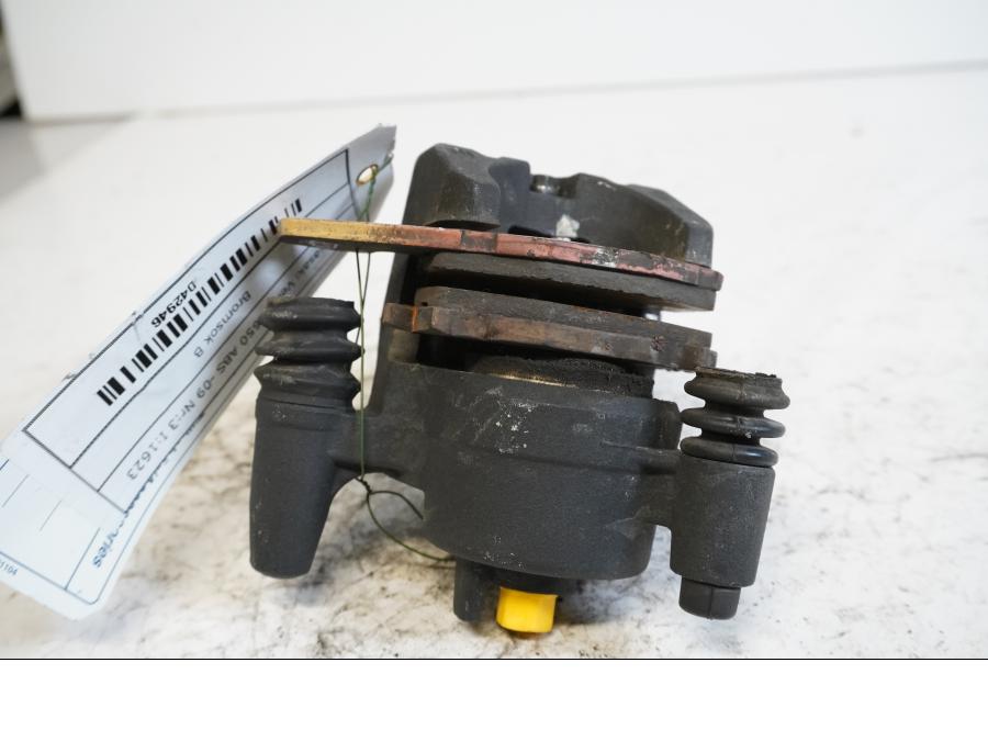 Höger sida på <p>Bromsok bak från Kawasaki Versys 650 ABS 2009.</p>
<p>Tokico. Ett kolvs ok.</p> motorcykel.