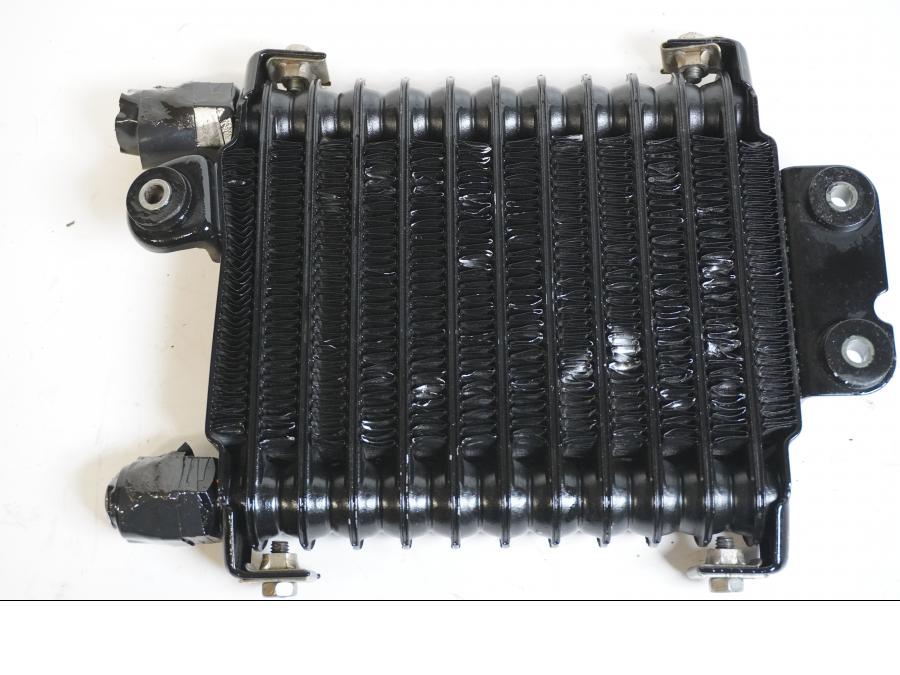 Vänster sida på Oljekyl från en Suzuki VL 1500 -1998 motorcykel.