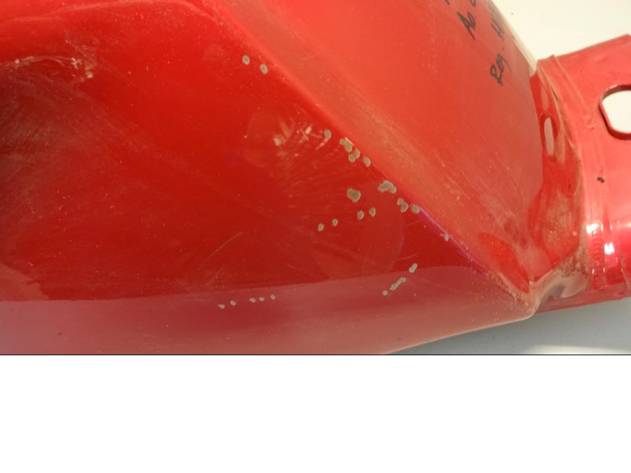 Snett nerifrån på Bensintank från en Yamaha TDM 850 -1999 motorcykel.