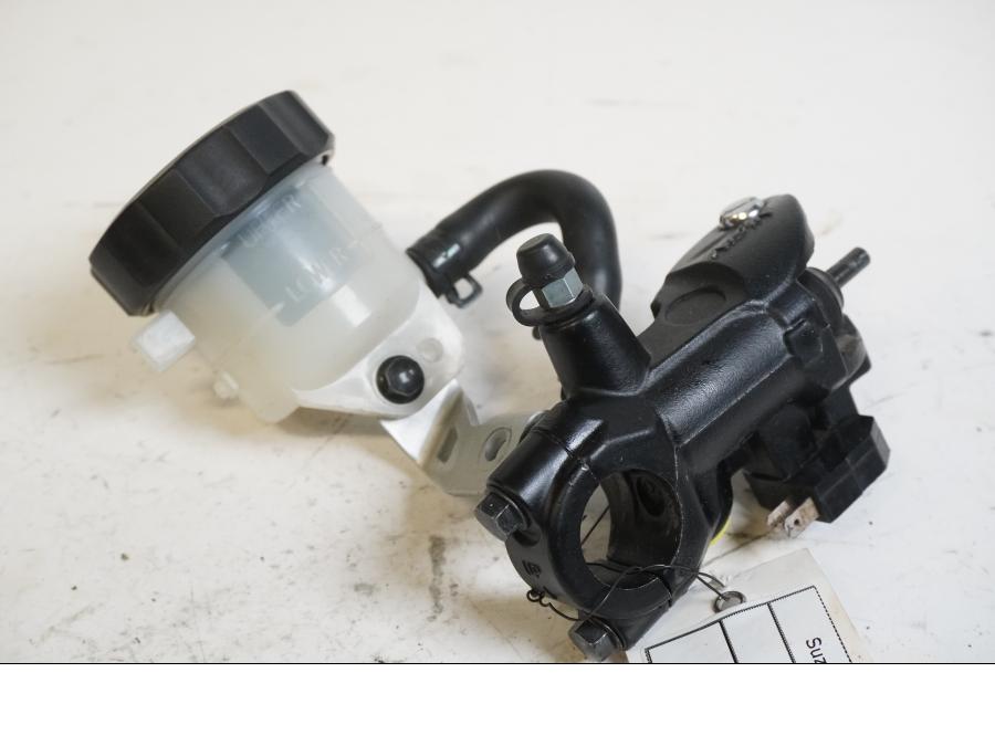 Framsidan på <p>Bromshuvudcylinder fram från Suzuki GSX-R 750 2015.</p>
<p>Saknas låsbygel till behållarlocket.</p> motorcykel.