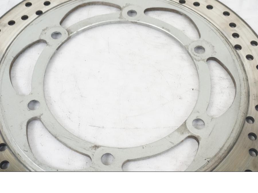 Snett nerifrån på Bromsskiva från en Honda CBR 1000 F -1989 motorcykel.