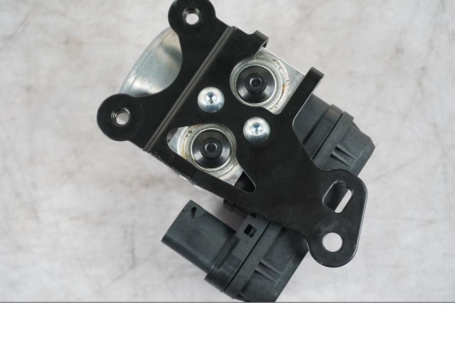 Snett uppifrån på ABS Modulator från en Yamaha MT-09 -2024 motorcykel.