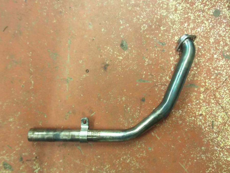 Framsidan på Grenrör från en H-D Touring Road King Classic FLHRCI -2008 motorcykel.