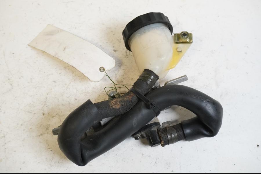 Baksidan på Bromshuvudcylinder från en Honda CBR 1100 XX -2004 motorcykel.