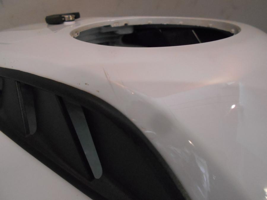 Snett nerifrån på Bensintankskåpa från en BMW R 1200 GSA -2018 motorcykel.