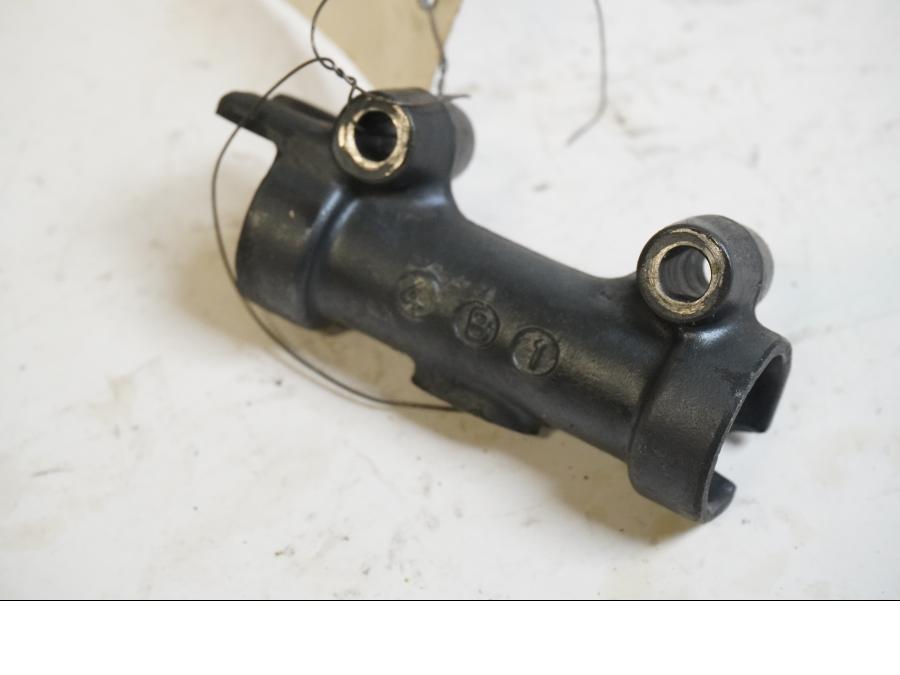 Baksidan på Bromsfördelare från en Kawasaki VN 1500 Classic Tourer -2003 motorcykel.