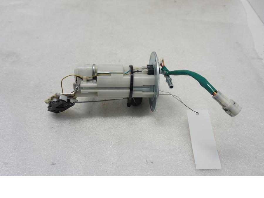 Baksidan på Bensinpump insprut från en Suzuki SV 650 -2016 motorcykel.