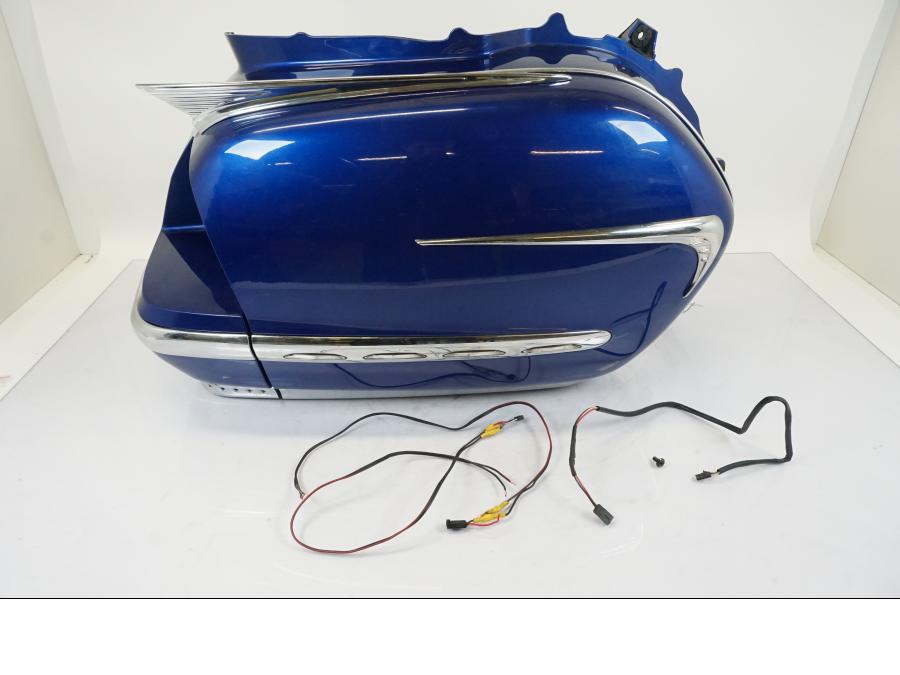 Framsidan på <p>Sidoväska höger från Honda GL 1800 A 2001.</p>
<p>Låsmekanismen är sönder går ej att "låsa"</p>
<p>Locket åker upp så fort du stänger.</p>
<p>Repor finns samt att det saknas en del av kromlisten se bilder. Blinkers. Okej skick.</p> motorcykel.