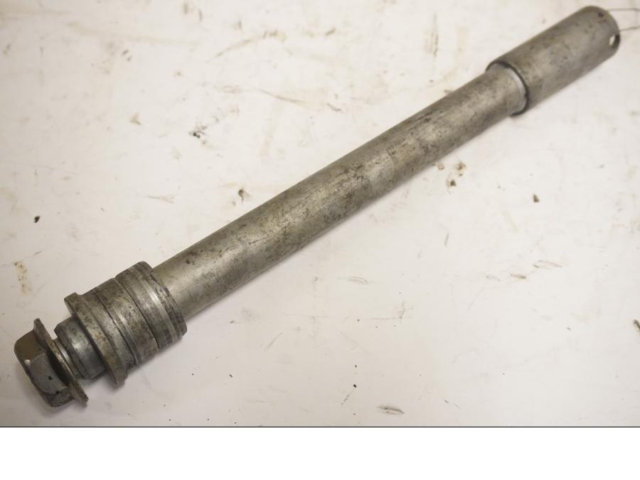 Framsidan på Axel från en Honda CB 900 F Hornet -2002 motorcykel.