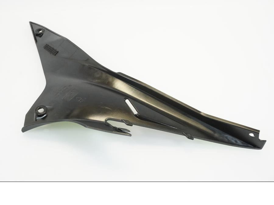 Snett uppifrån på Sidopanel från en Aprilia Tuono V4R -2016 motorcykel.