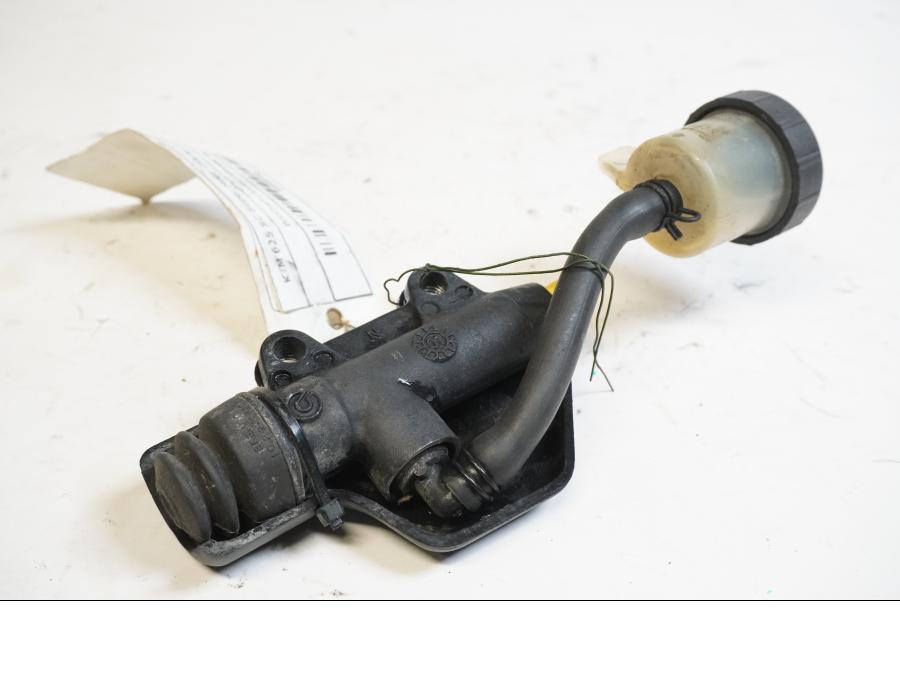 Baksidan på Bromshuvudcylinder från en KTM 625 SC SM -2002 motorcykel.