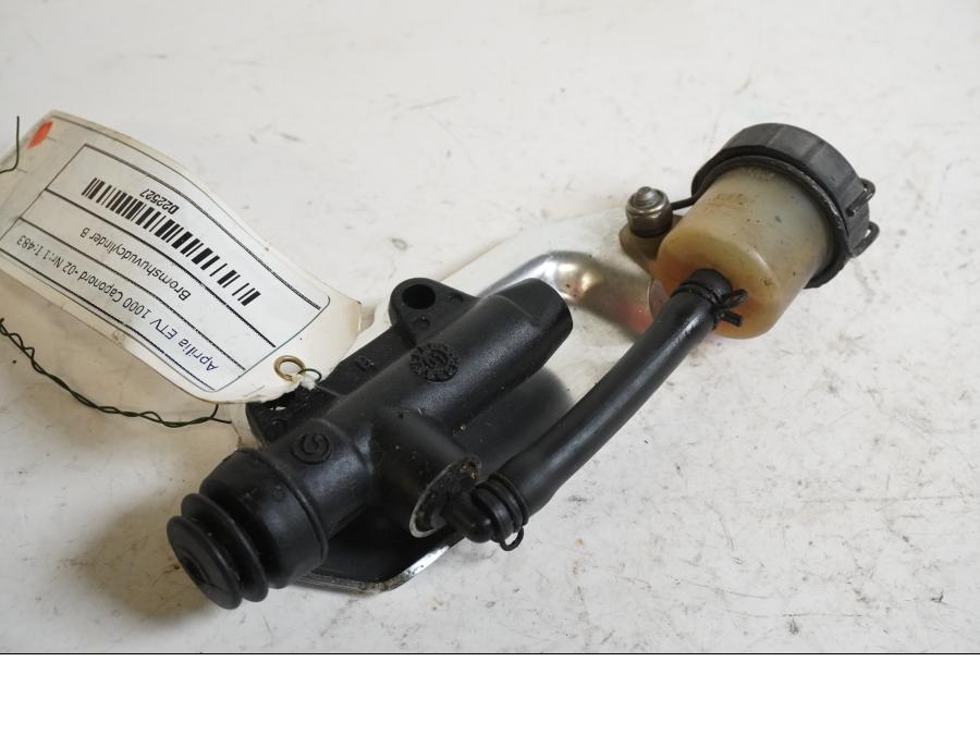 Höger sida på Bromshuvudcylinder från en Aprilia ETV 1000 -2002 motorcykel.