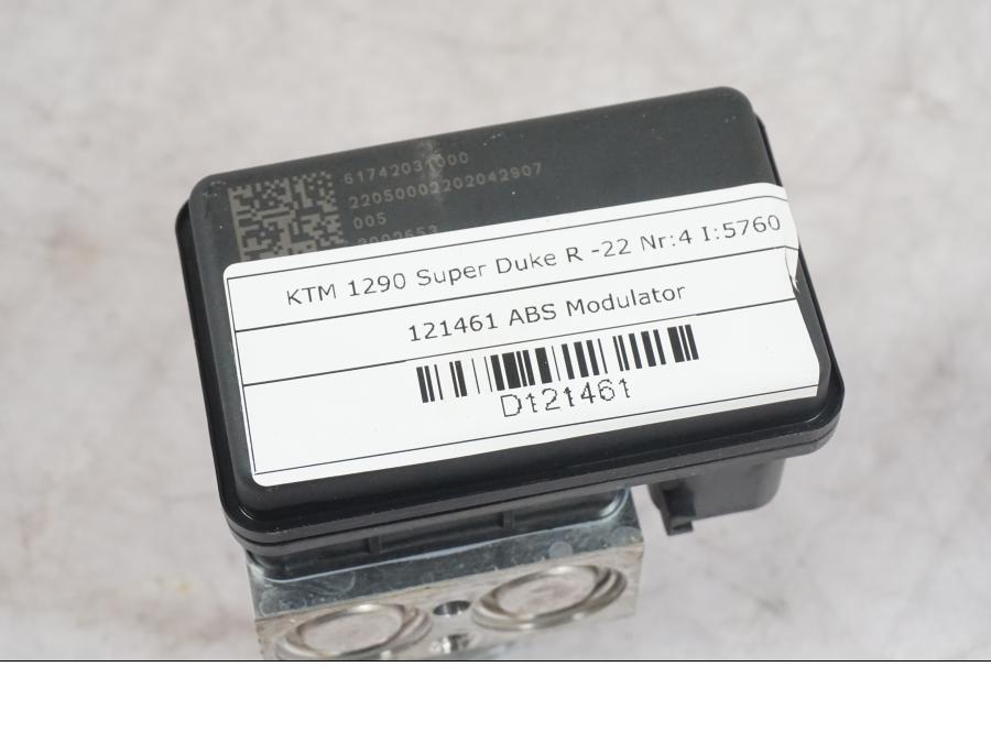 Extrabild1 på ABS Modulator från en KTM 1290 Super Duke R -2022 motorcykel.