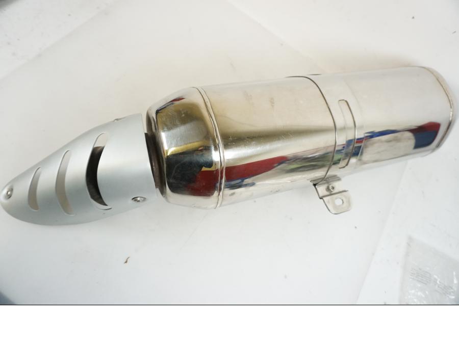 Snett nerifrån på Ljuddämpare från en BMW K 1300 S -2007 motorcykel.