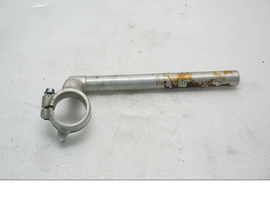 Baksidan på Styre från en Suzuki SV 650 -2006 motorcykel.