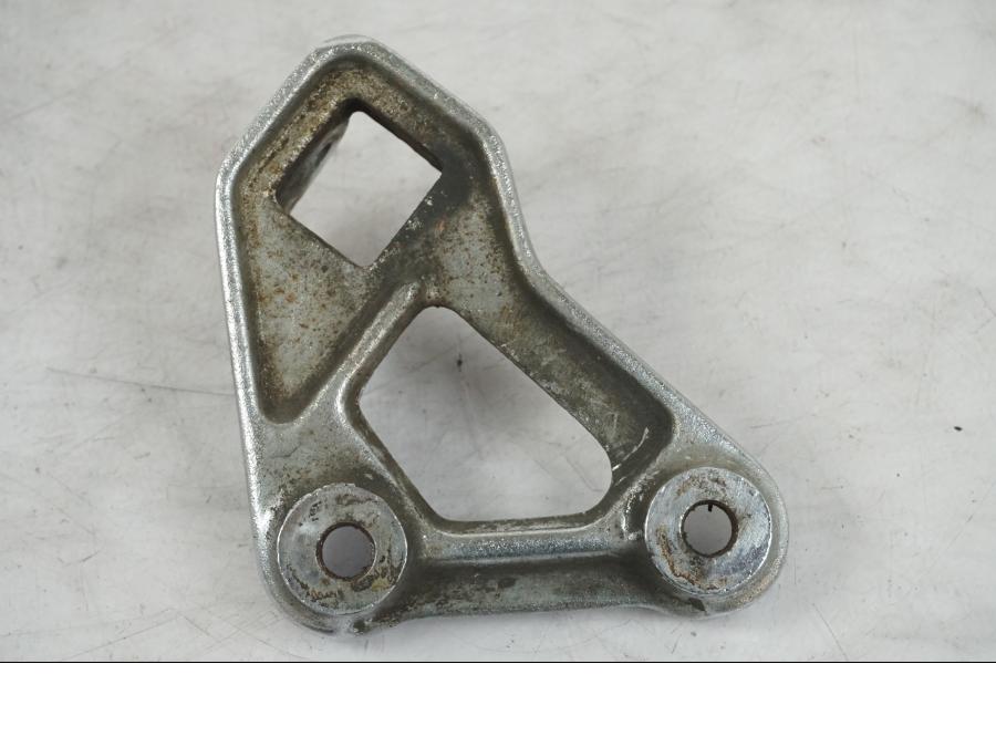 Snett uppifrån på <p>Fotpinnefäste höger fram från Honda VF 750 C 1983.</p>
<p>Mindre ytliga repor samt lite ytrost se bilder.</p> motorcykel.