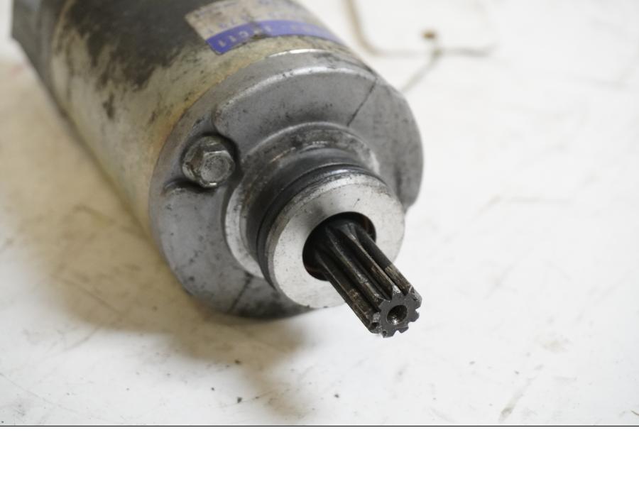 Baksidan på Startmotor från en Suzuki GSX 600 F -2000 motorcykel.