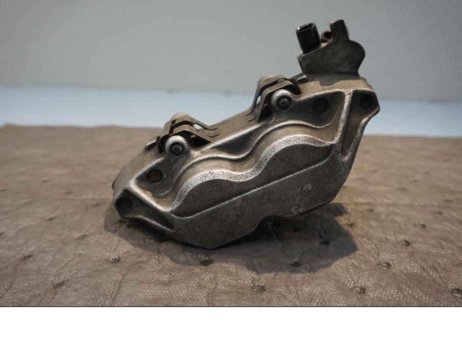 Baksidan på Bromsok från en Honda CBR 900 RR -1999 motorcykel.