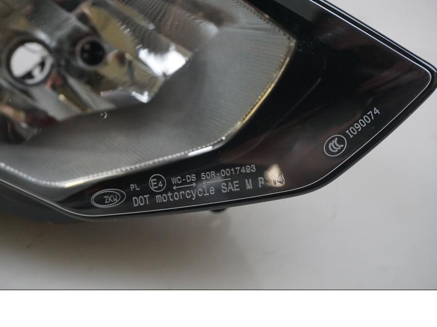 Snett nerifrån på Strålkastare från en BMW S 1000 RR -2016 motorcykel.