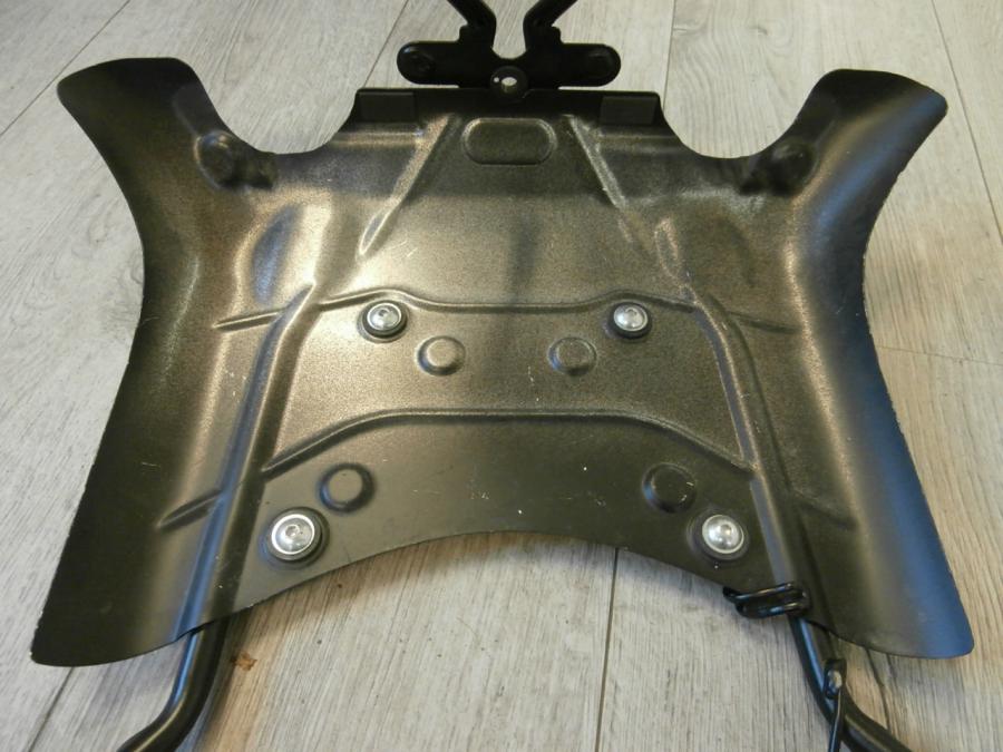 Framsidan på Värmeskydd från en Suzuki GSX 1300 BK -2008 motorcykel.